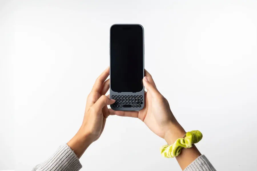 Clicks - Keyboard for Apple iPhone 14 Pro - London Sky